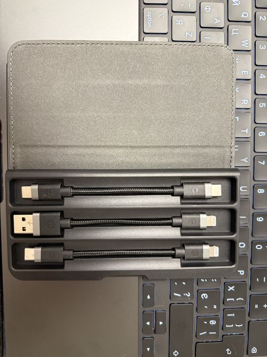 Комплект кабелів Mophie Cable Kit Lightning у пластиковому чохлі.