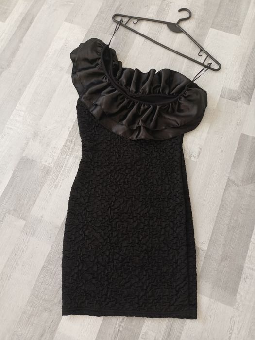 Sukienka koktajlowa z falbankami