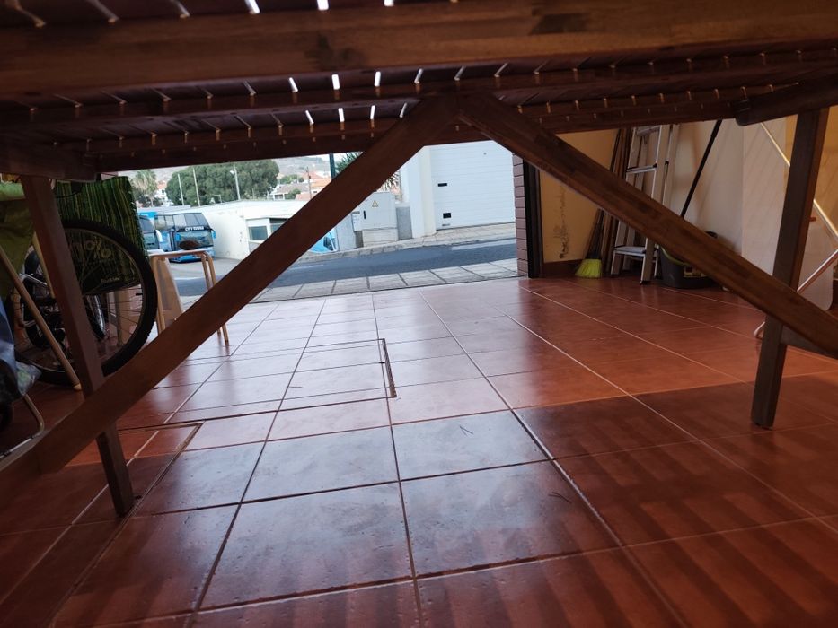 mesa exterior em bom estado