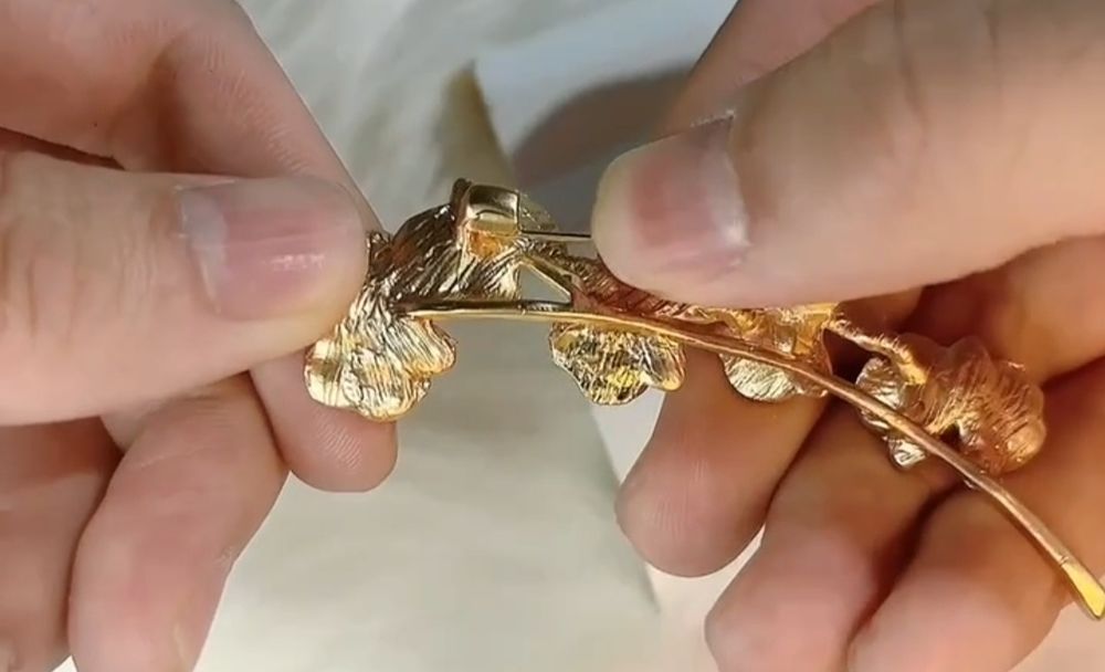 Alfinete de Peito Dourado