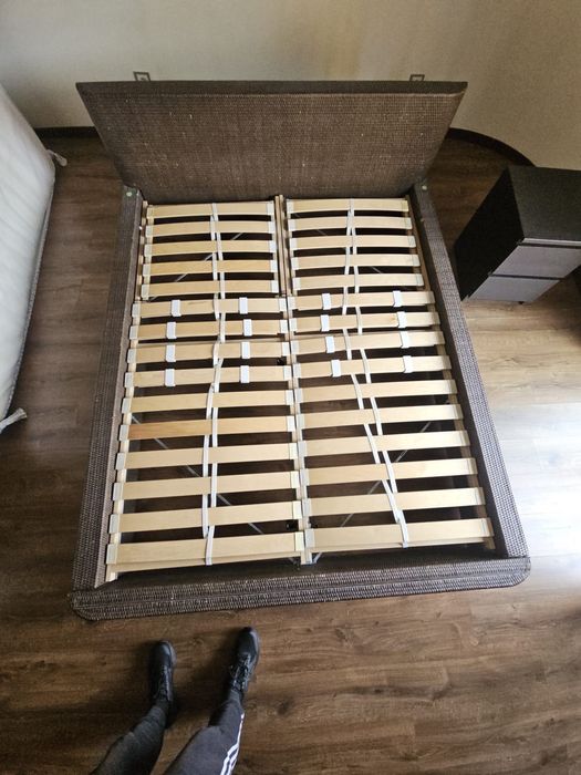 Cama Casal 160*200 com estrado, colchão e mesinha