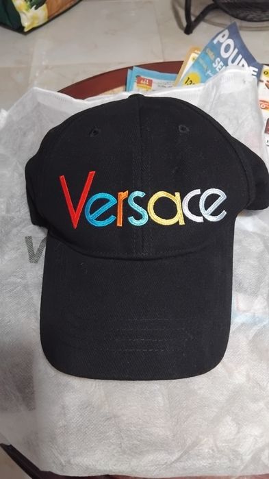 Bone da marca versace