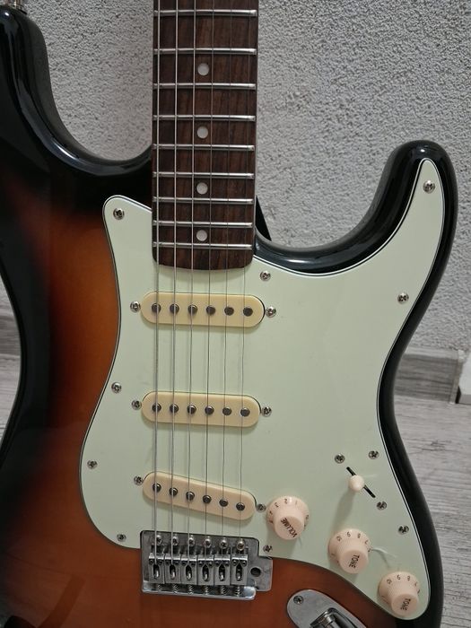 Gitara elektryczna -chińska kopia fendera stratocastera.