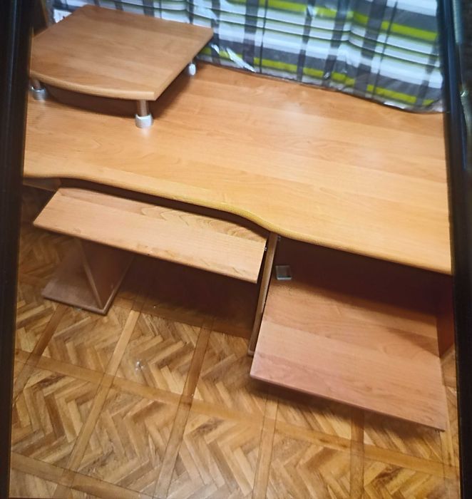 Biurko z wysuwanymi półkami