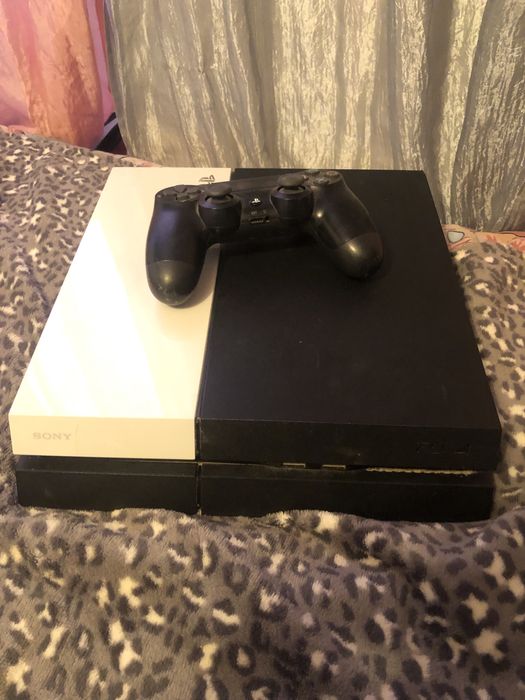 Playstation 4 com comando e jogos