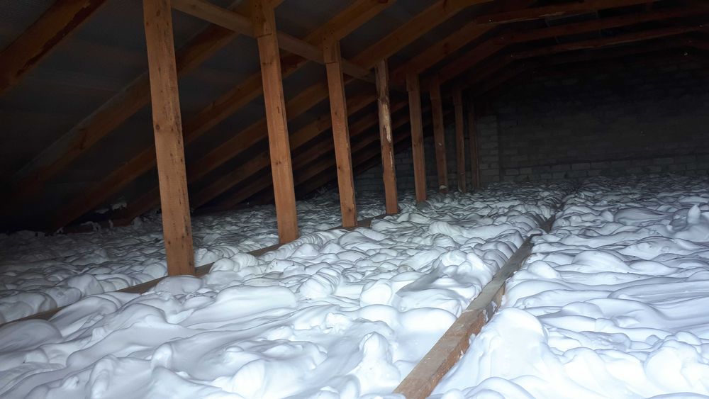 Утеплення рідким пінопластом(піноізолом)3500 м3 з роботою і матеріал.