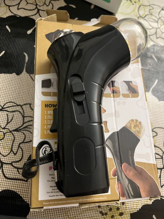 пристрій для метання ласощів для домашніх тварин (pet treat launcher).