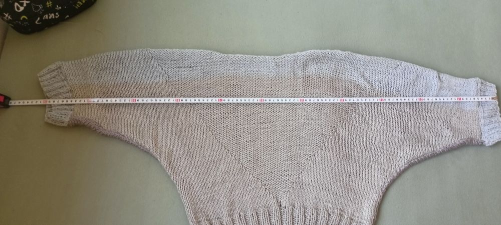 Sweter robiony na drutach