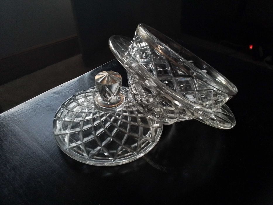 Jarra, garrafa e açucareiro, em vidro, antigos