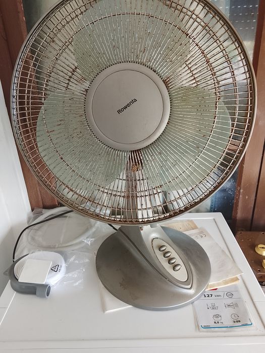 Vende se ventoinha usada a funcionar