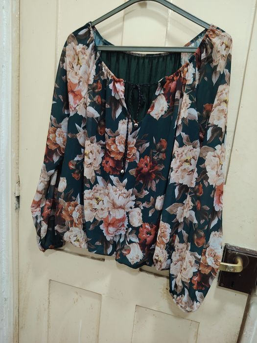 8€ blusa tamanho 40 entrego em rio tinto ou envio CTT