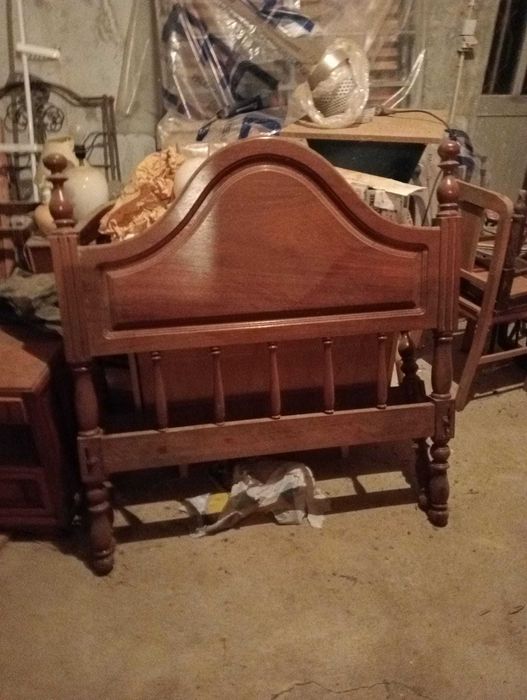 Cama de madeira com estrado e colchão