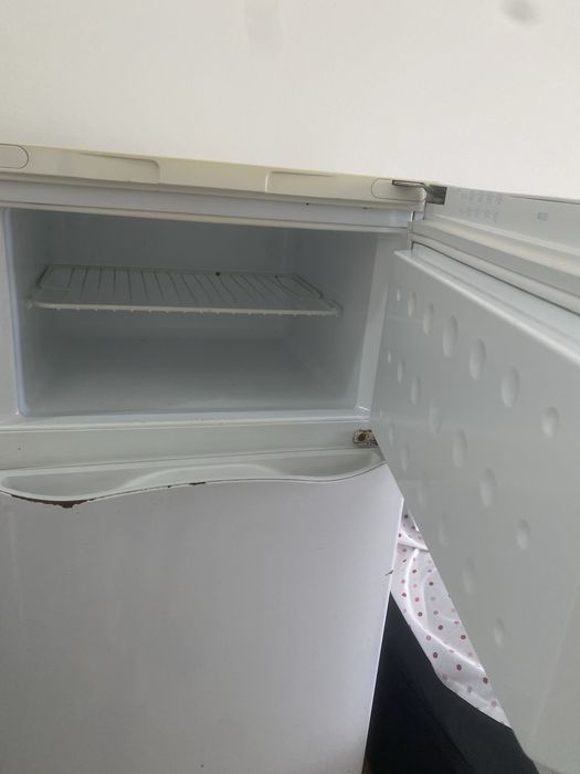 Frigorifico INDESIT medida mt 1,40x0,50.