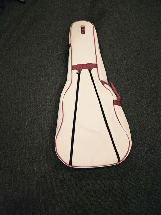 Luksusowy pokrowiec na gitarę.