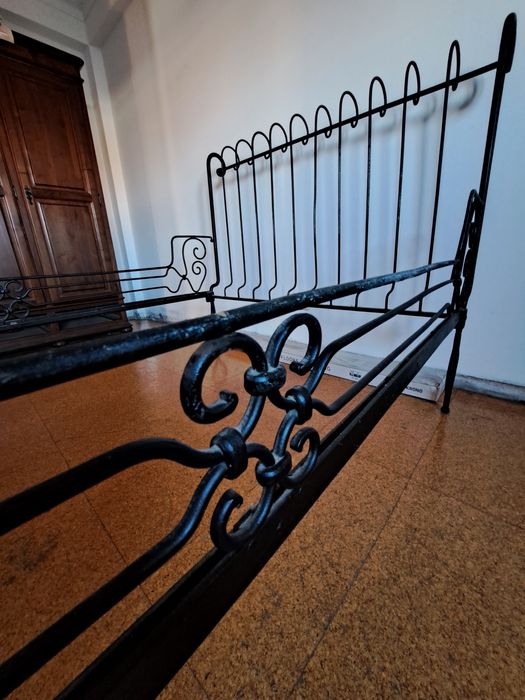 Cama centenária em ferro forjado á mão