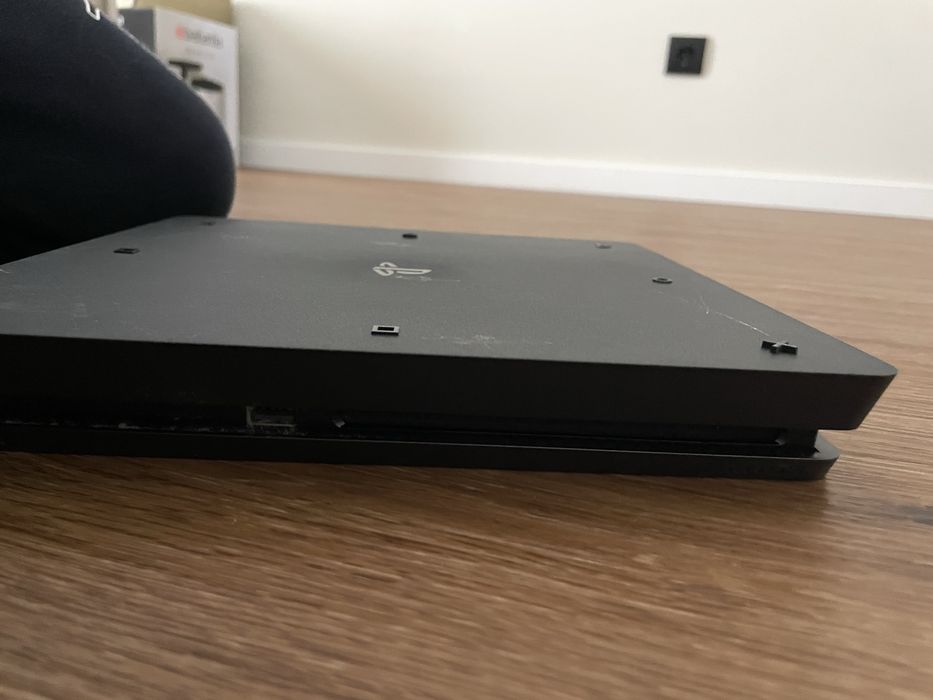 Playstation 4 ediçao especial usado com 2 contoles