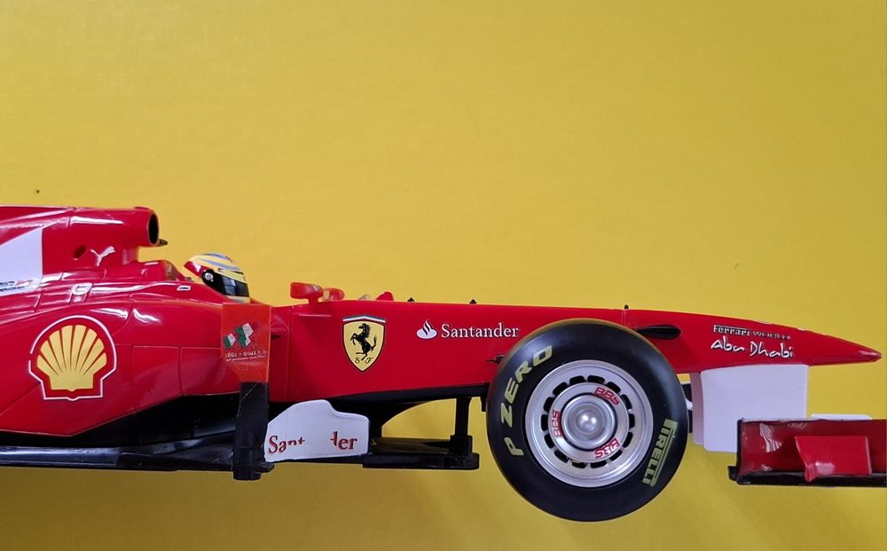 Bolid Ferrari F150 Fernando Alonso #5 Sezon 2011 / Skala 1/14 (37 cm)