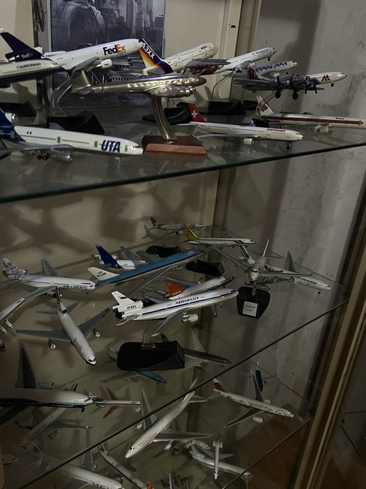 Vitrina de exposição + coleção de aviões em miniatura