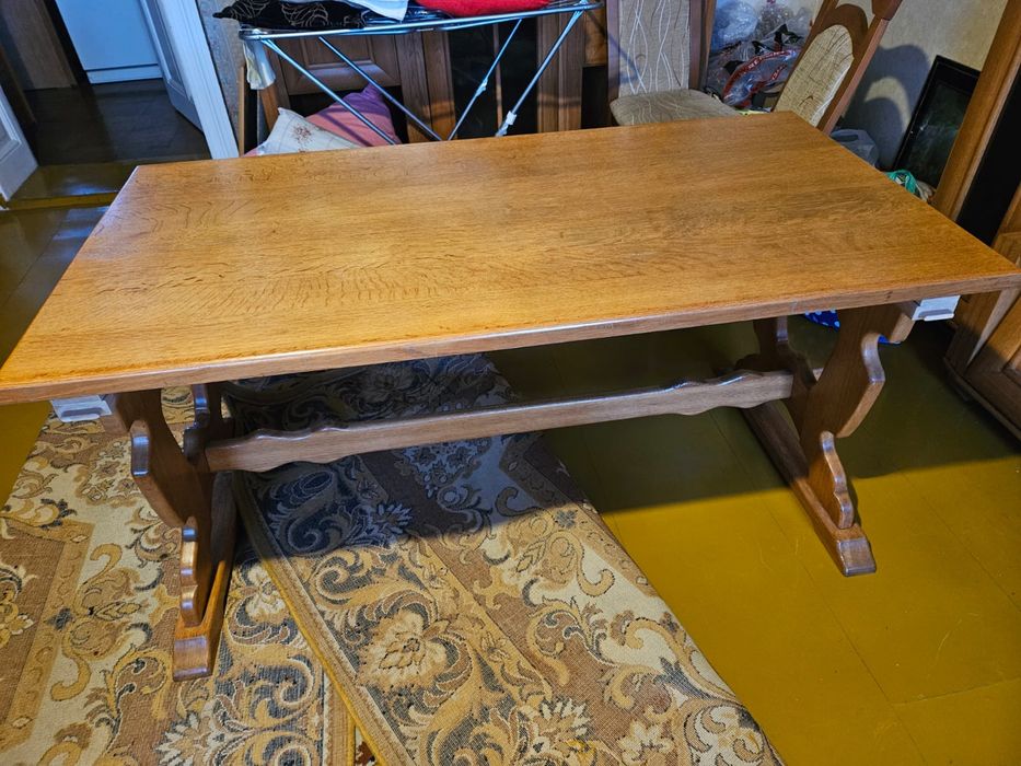 Stół dębowy lakierowany