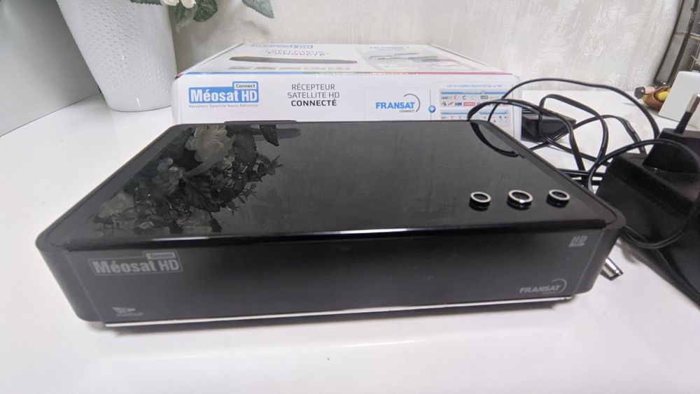 Ресивер для спутникового телевидения.