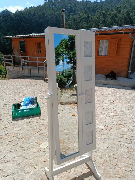 Armário para bijuteria com espelho