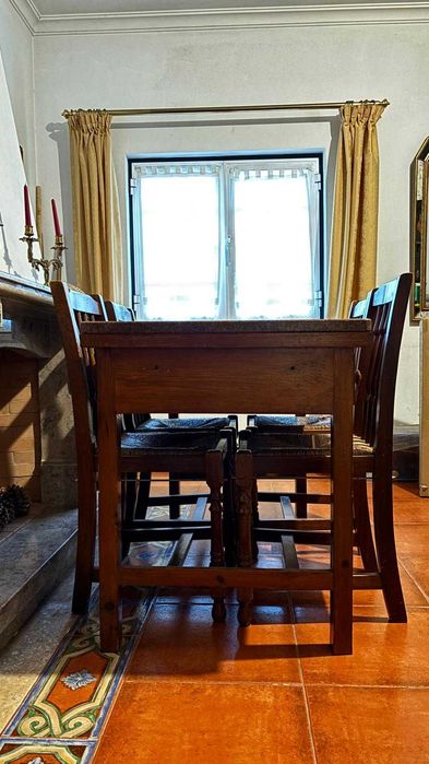 Mesa de refeição com tampo em granito + 4 cadeiras