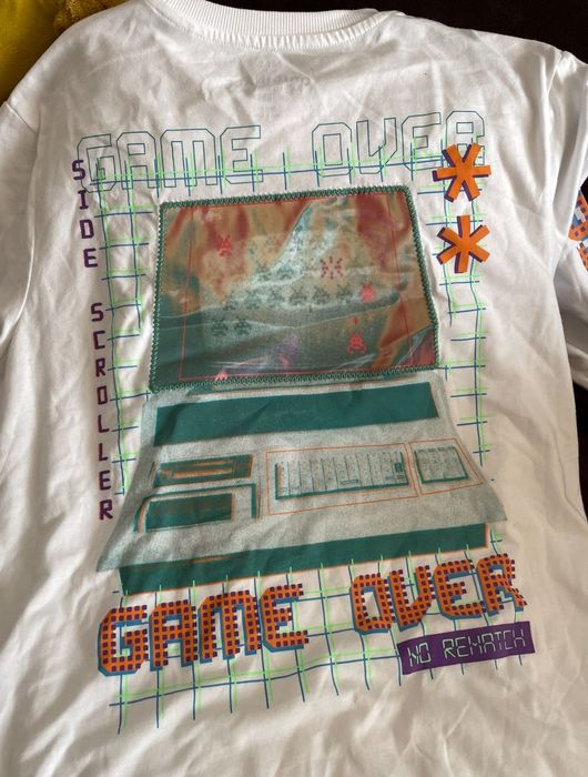 Biały longsleeve gamingowy z nadrukami