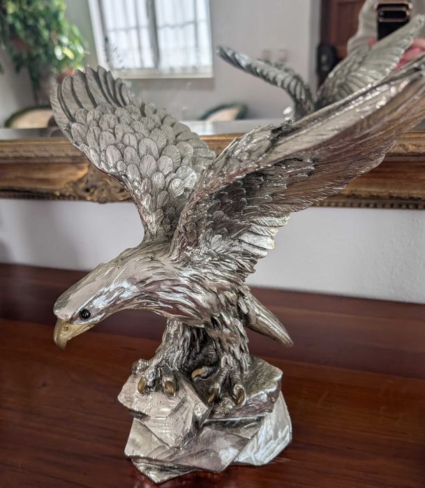 Uma peça que representa uma águia real