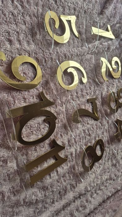 Złote numerki na stoły ślub i wesele