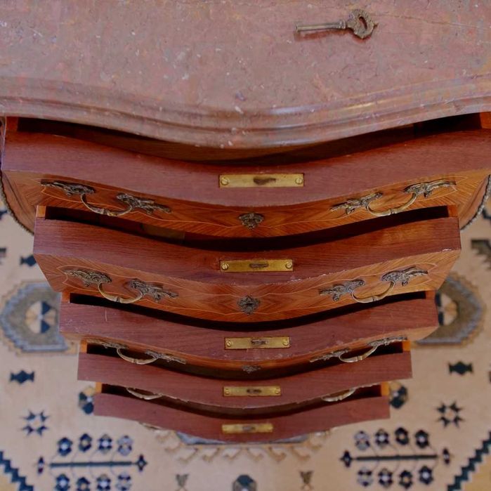 Cómoda Luís XV com 5 gavetas e tampo em mármore