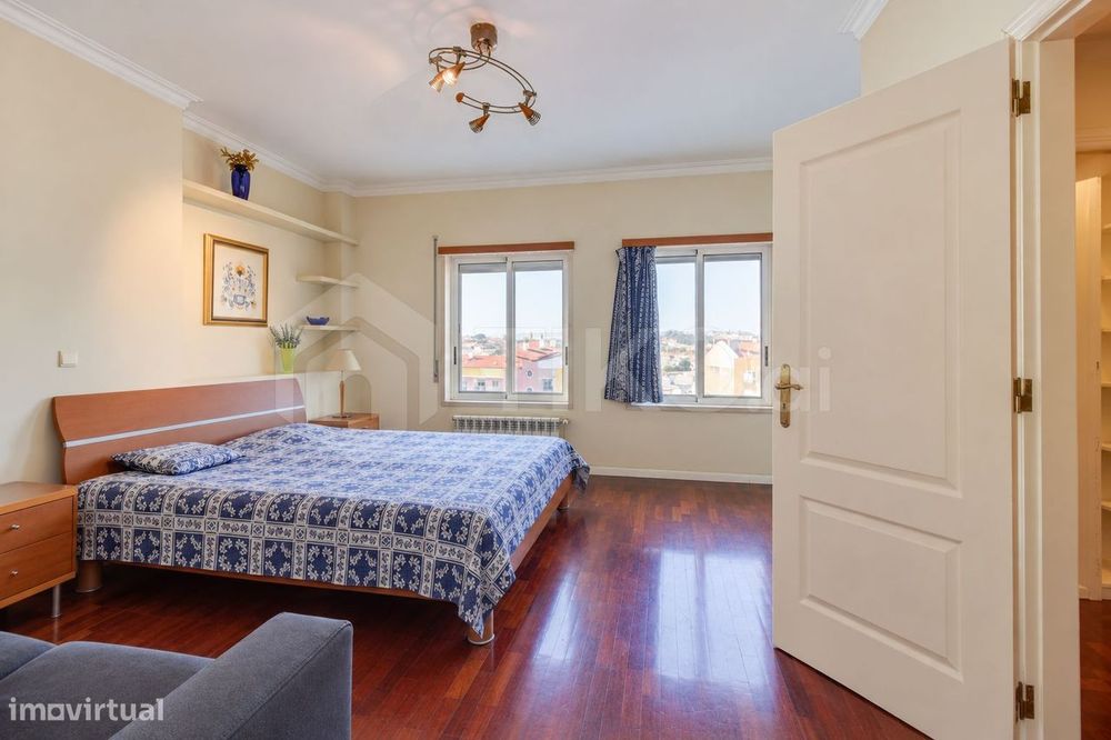 T4 com 209 m², vista 360º, sol todo o dia e garagem de 78 m² | Corroio