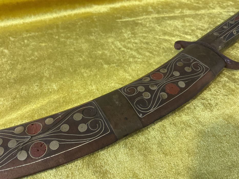 Punhal pega trabalhada em madeira embutida 65 cm