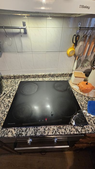 Placa e fogão a funcionar