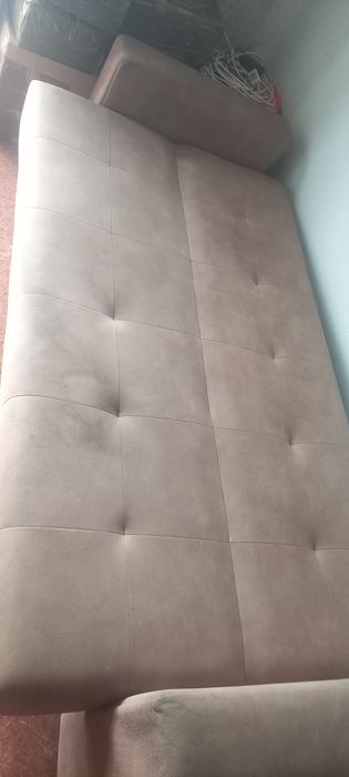 Sofá cama em pele castanho