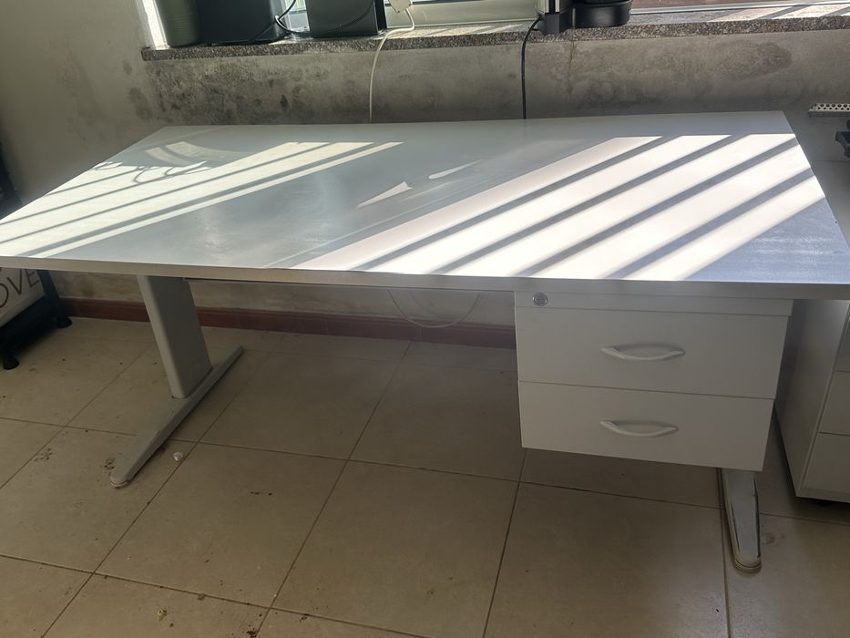 Secretaria com gavetas