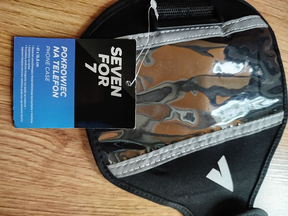 Sprzedam etui na telefon nakładane na ramię.