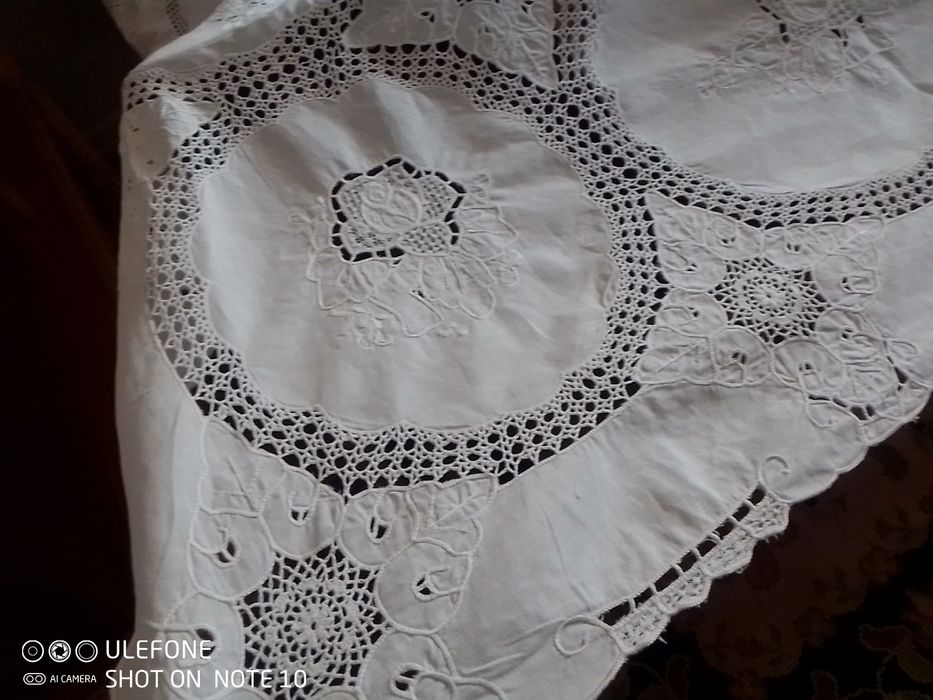 Toalha de mesa sala de jantar branca , bordada , nova.