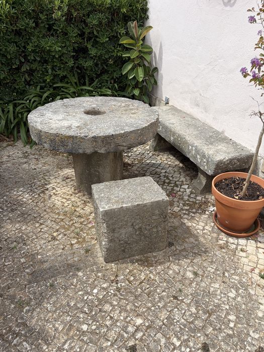 Conjunto de mesa e bancos de pedra