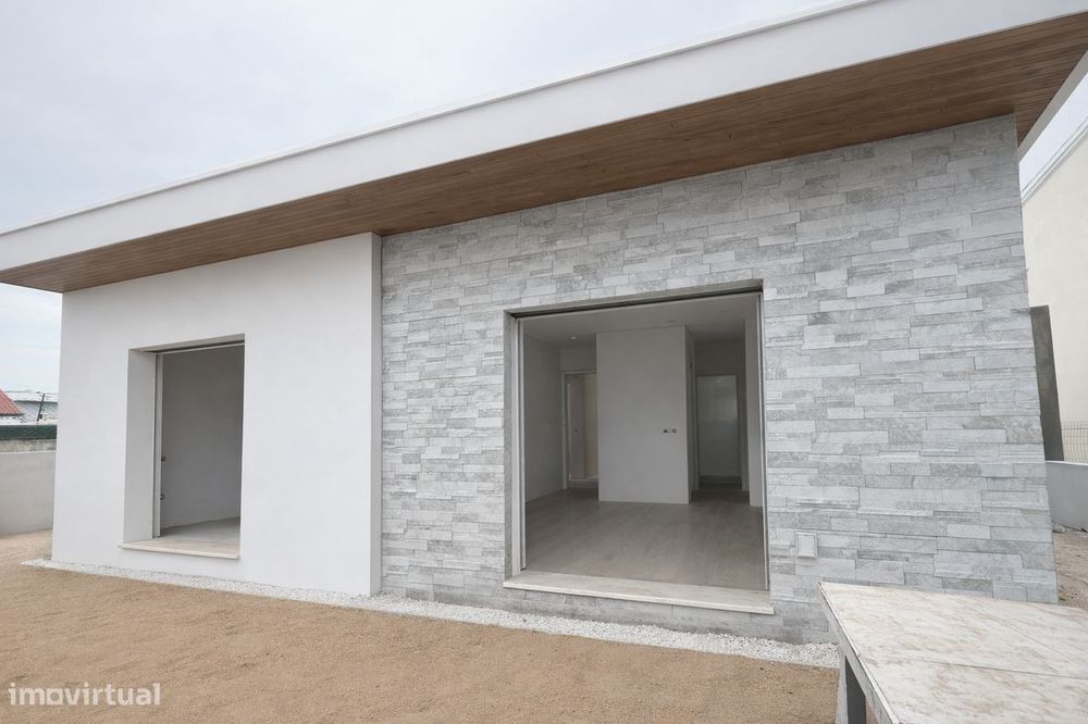 Moradia térrea isolada T3 + 1 - Nova