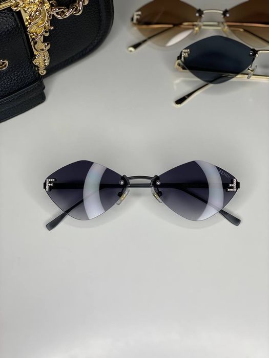 Сонцезахисні окуляри FENDI 7035, форма ромб, скляна лінза, UV400
Стиль