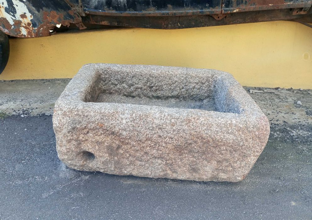 Antiga pia rectangular em pedra (81 x 64 x 31.5 cm)