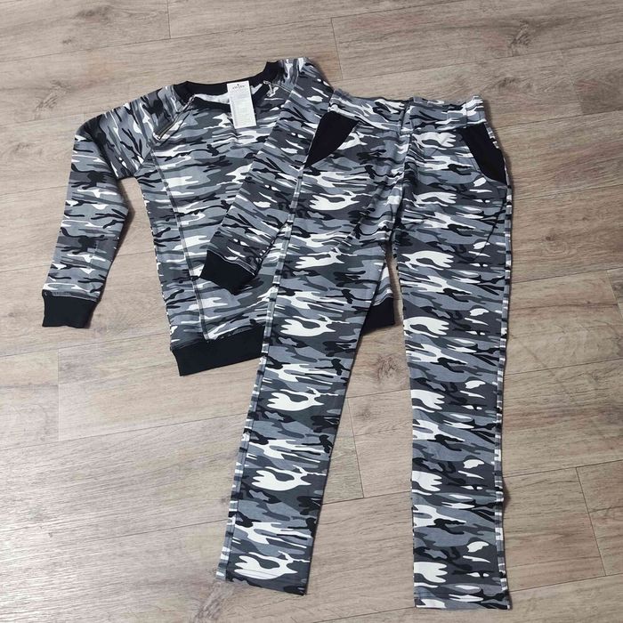 Гарний костюм, дивитися розмір на фото 1