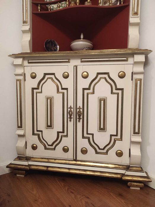 Móvel Louceiro / Cristaleira Clássica com Dourados – Peça Decorativa