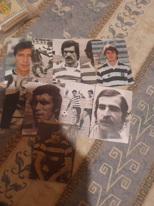 Caderneta incompleta mais os cromos todos de diferentes cadernetas