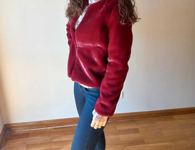 Casaco de pêlo sintético bordô Stradivarius