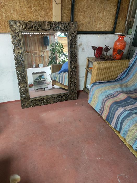 2 Espelho de madeira com moldura entalhada