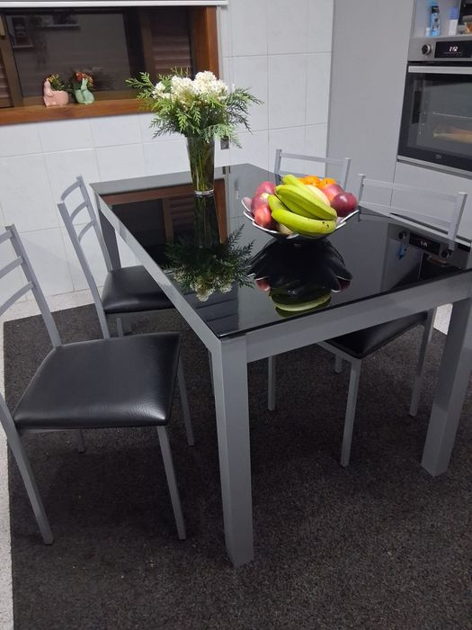 Mesa e 4 cadeiras