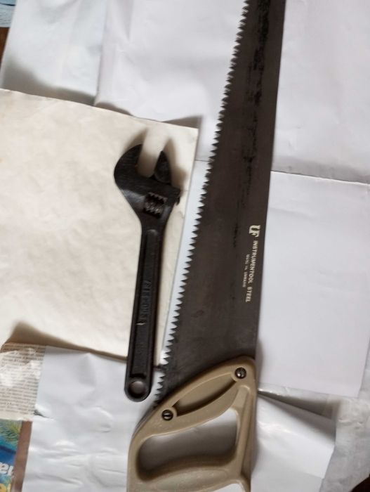 Пила ручная,ключ разводной
