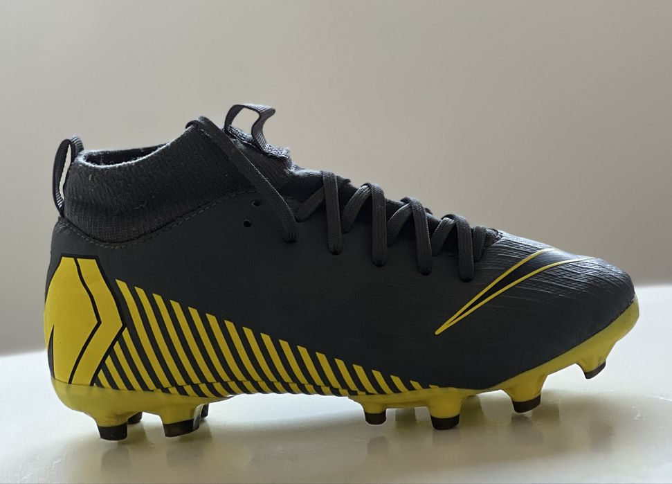 Par de chuteiras Nike Mercurial ( tamanho 34)
