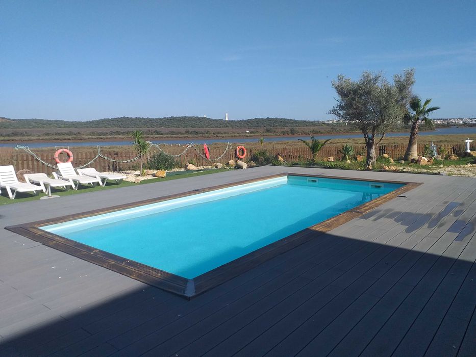 Limpeza e Manutenção de Piscinas / Pool Maintenance & Repairs